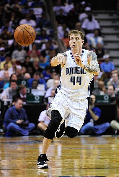 骑士以135比119大胜步行者，豪取赛季第13胜，稳居东部第六。